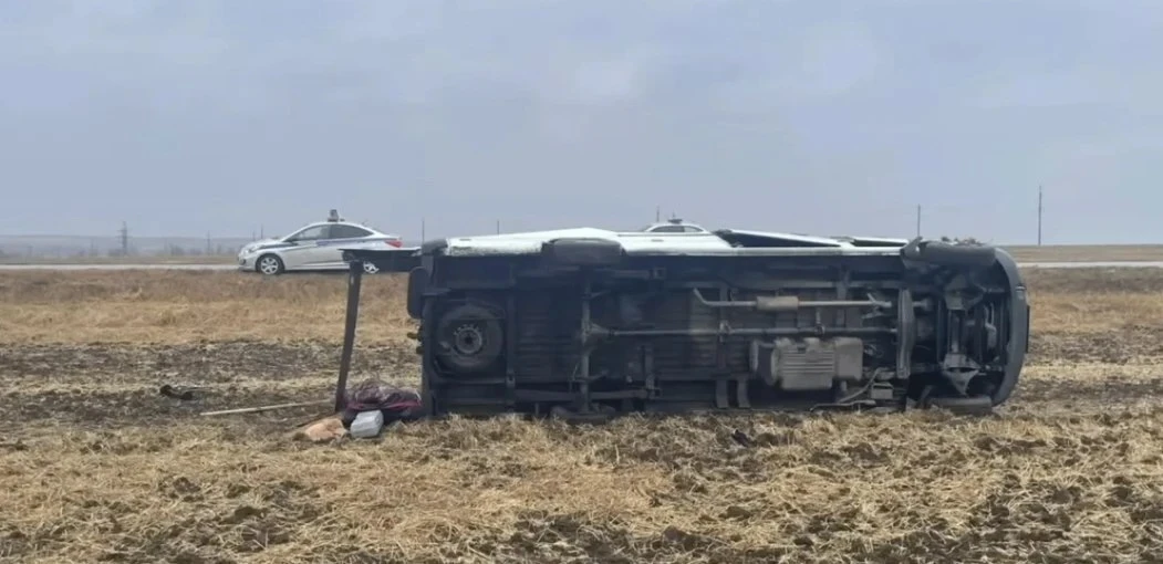 Фургон перевернулся на донской трассе: пять пострадавших