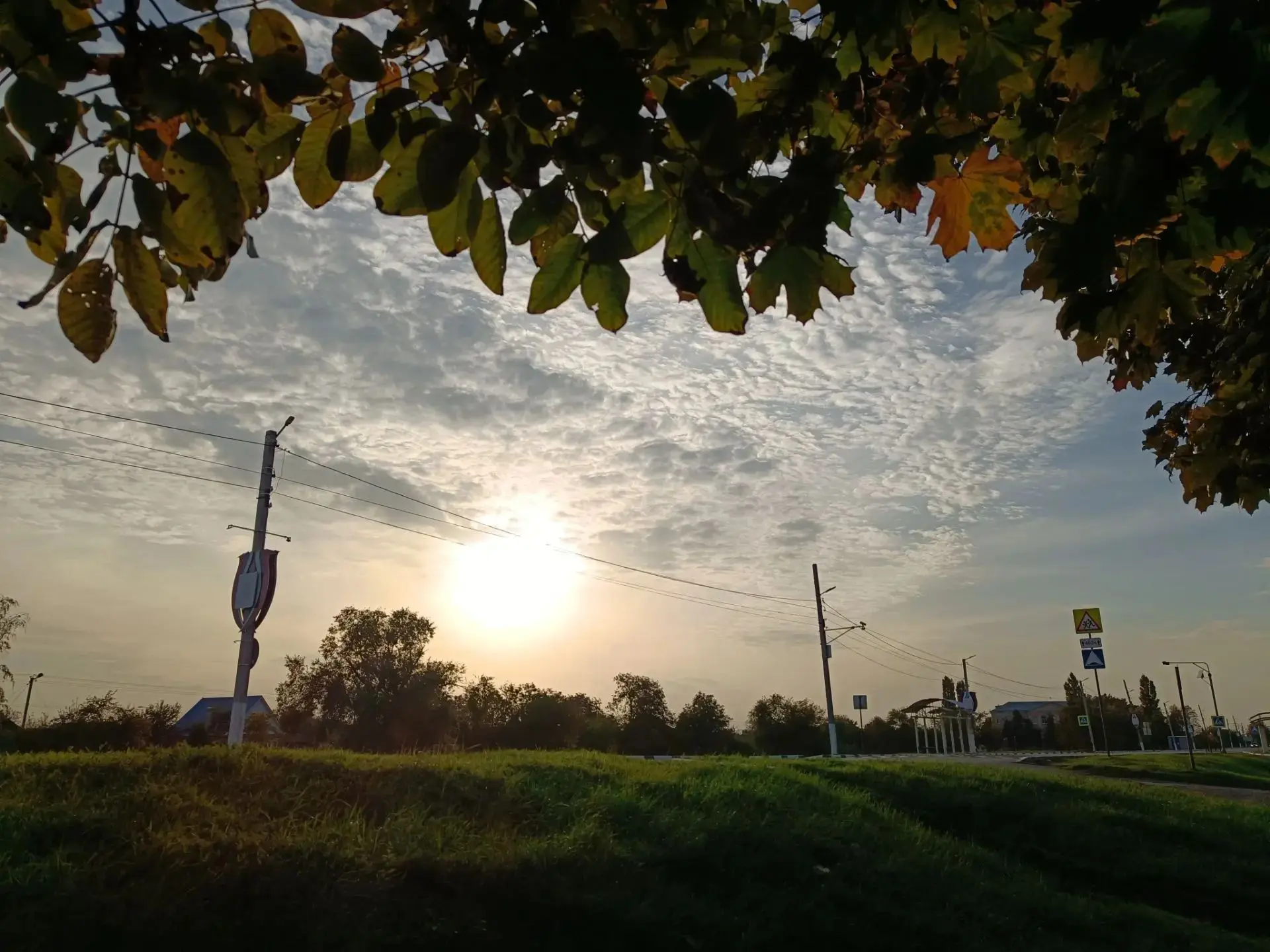 🌅Закат сегодня серебряный!  Осень 🍂 не жалеет красок ни в чем!