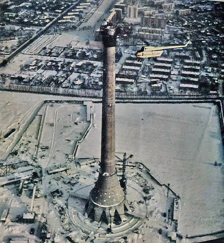 На фото недостроенная Останкинская башня, 1966 год.