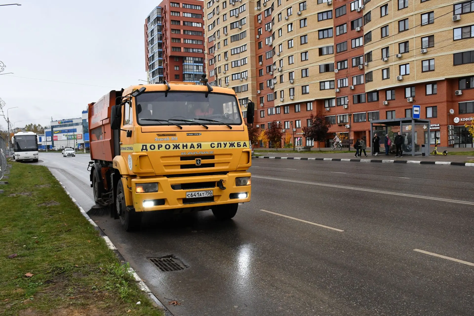 Продолжаем работы по уборке и содержанию городских территорий