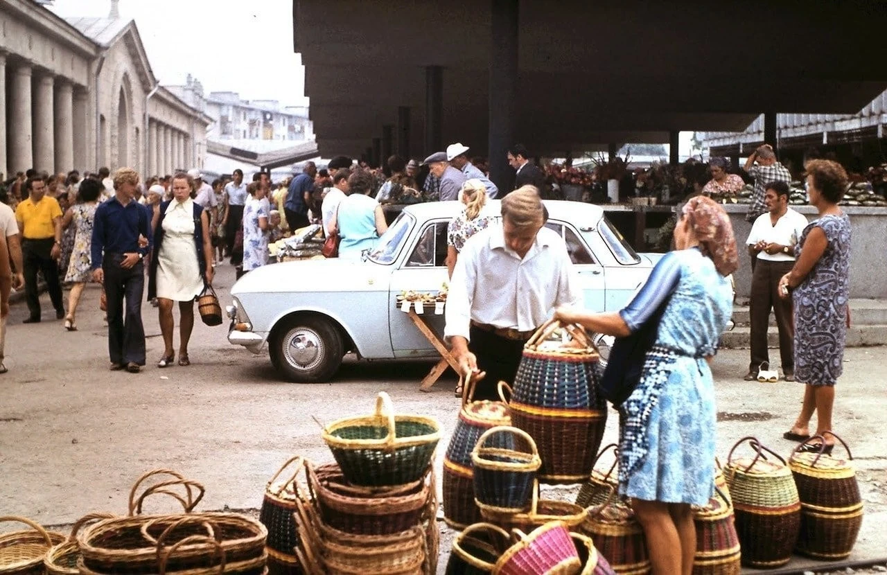 Сочи, 1974 год. Знаменитые плетеные корзины, шумный рынок и неторопливая курортная жизн...
