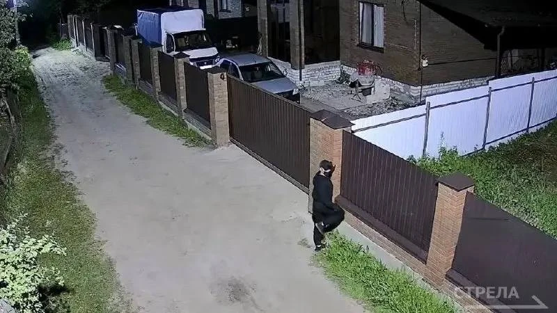 ‼️В Брянском районе разыскивают серийного автовора, который обкрадывает незапертые маши...