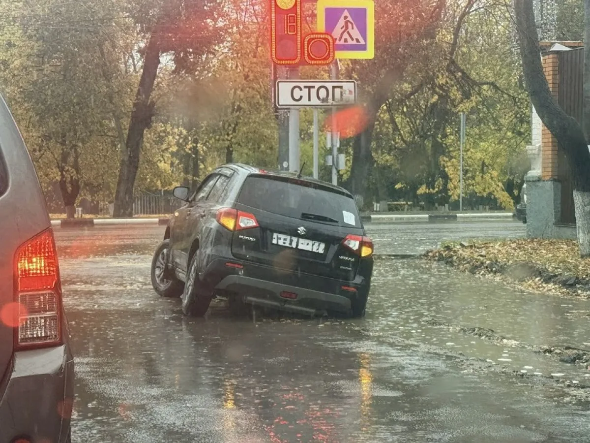 Фотофакт: в самом центре Орла тонут авто