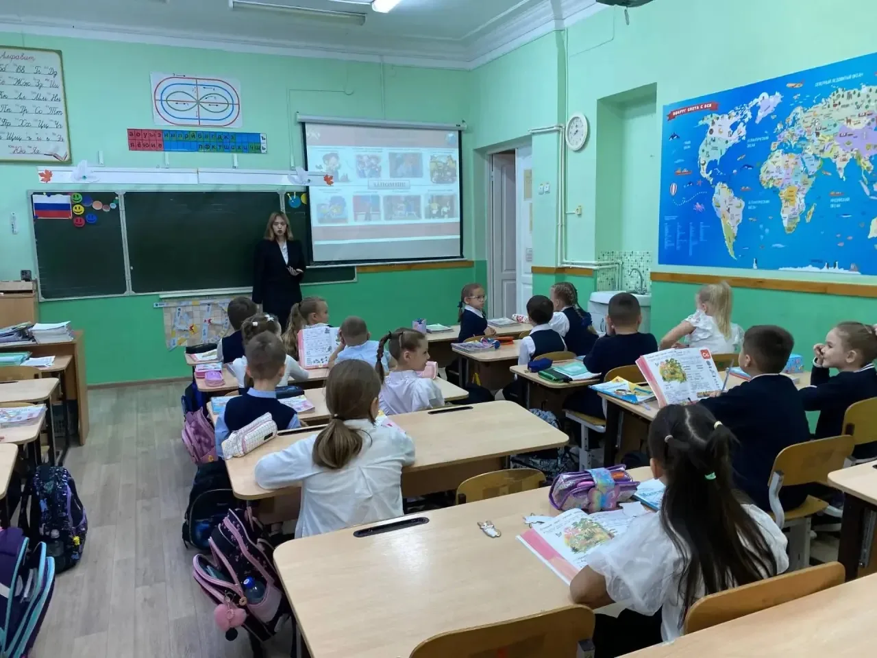 Ребята из дружины юных пожарных провели для первоклассников занятия по основам пожарной...