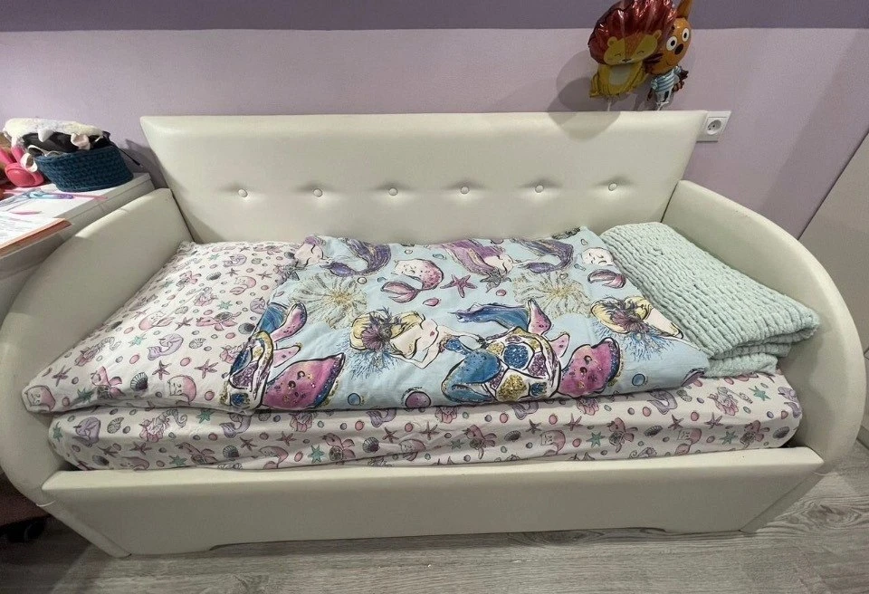 Продаю кровать с матрасом 70*160 Самовывоз, есть потертости
