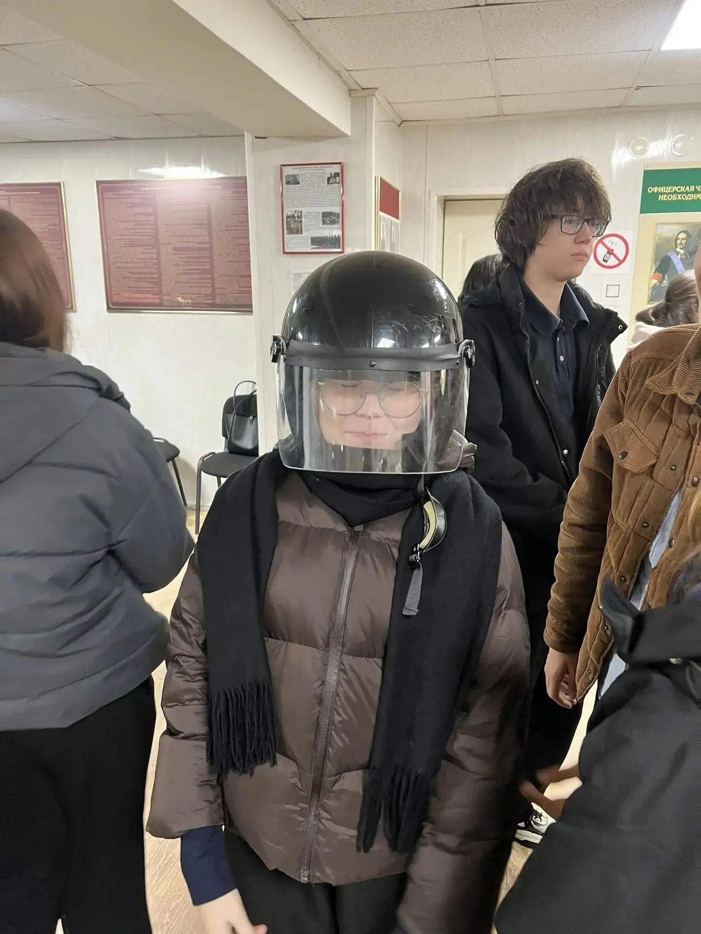 «ПРОФЕССИЯ — ЗАЩИЩАТЬ: УЧЕНИКИ 9-Х КЛАССОВ ПОСЕТИЛИ ОМВД РОССИИ ПО Г. РАДУЖНЫЙ»