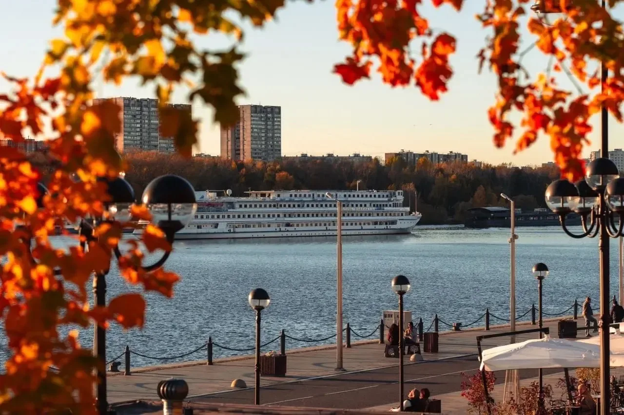 Осень на Северном речном вокзале! 🍁 Теплоходы, золото деревьев и очень красивые пейзаж...