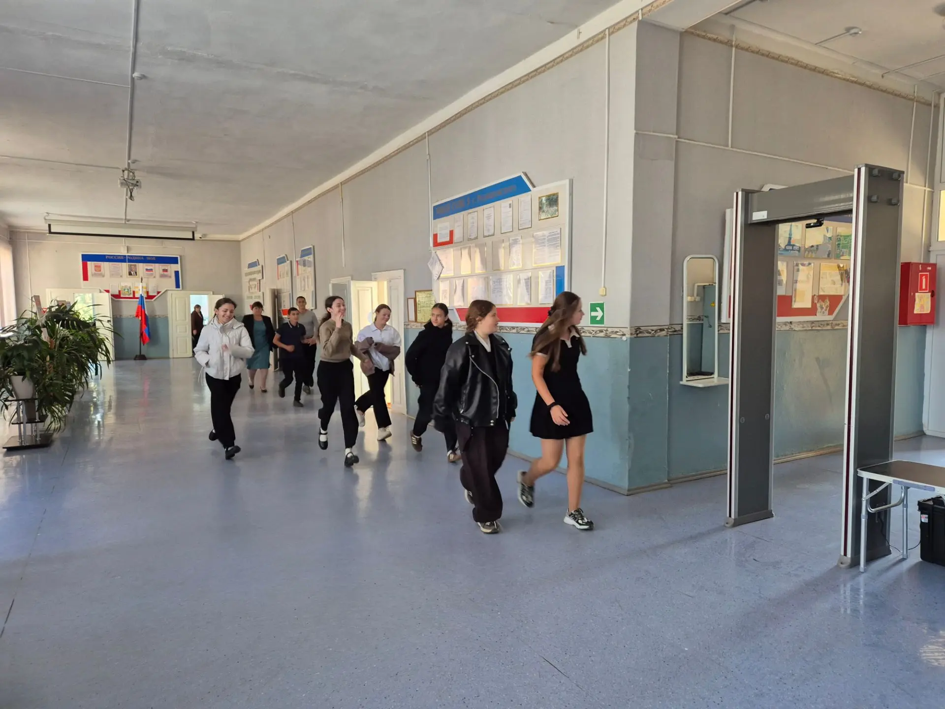 🚨 Безопасность прежде всего: в школе прошла учебная тревога по беспилотной опасности