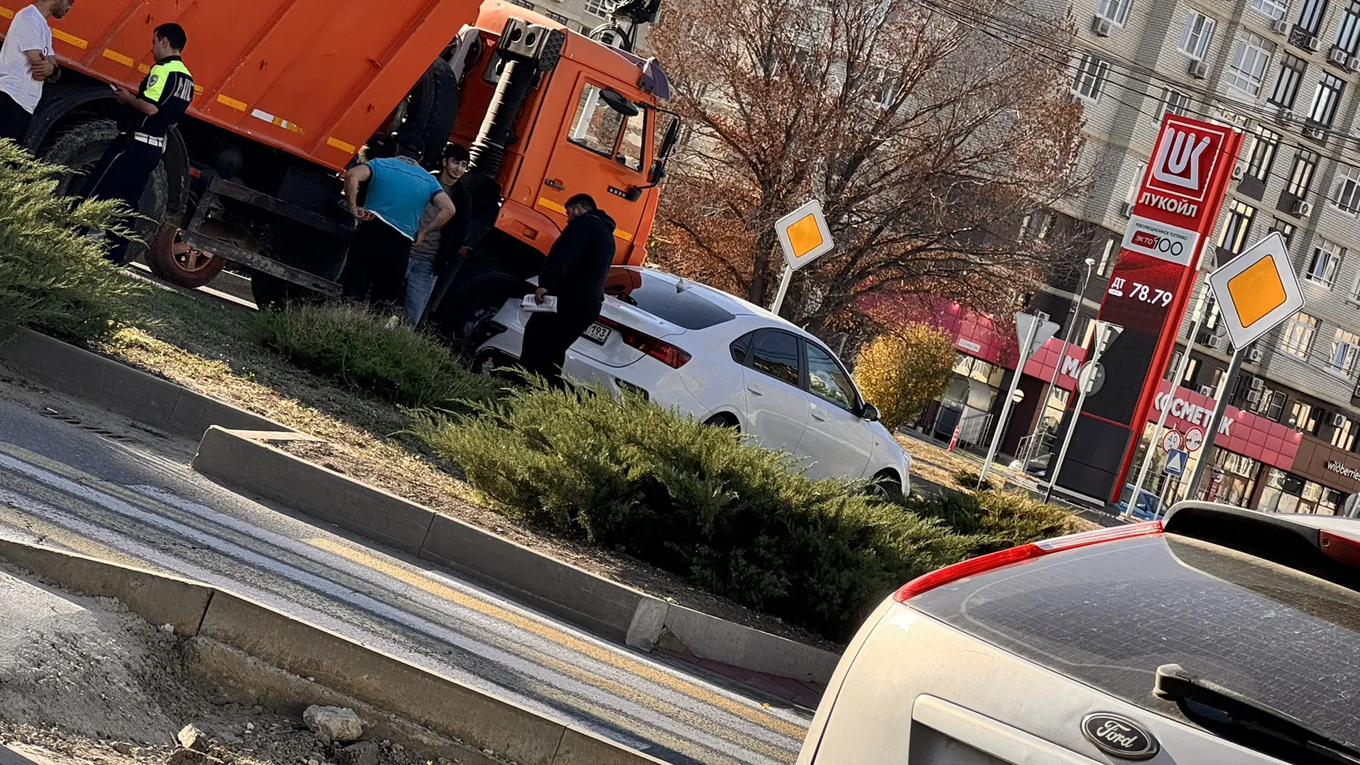 Уффф как неприятненько! ДТП на кольце на ул.Ленина где Лукойл