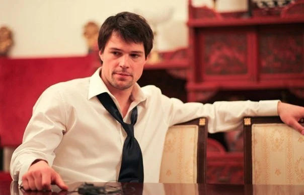 - Я не могу тебе сейчас объяснить, не могу. Я просто не приеду. Тут война. Я отхожу от ...