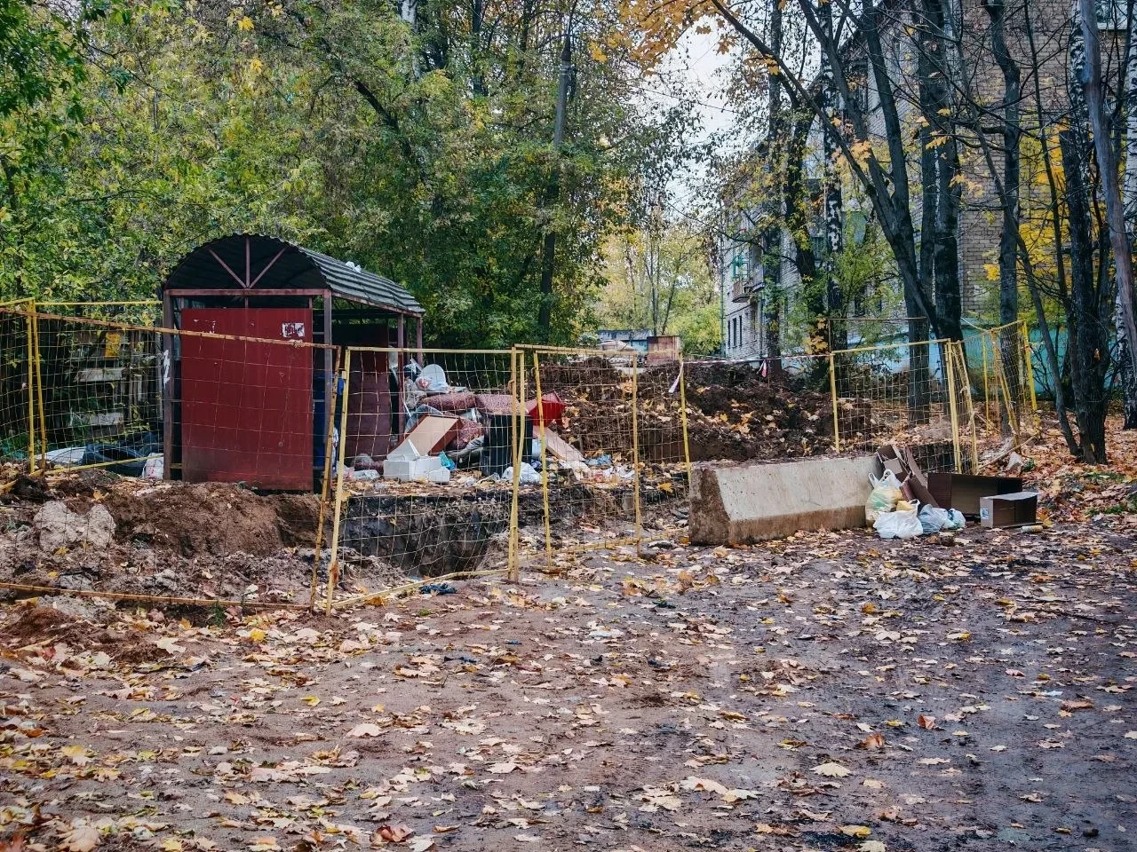 На Матросова мусорки оказались прямо на дороге