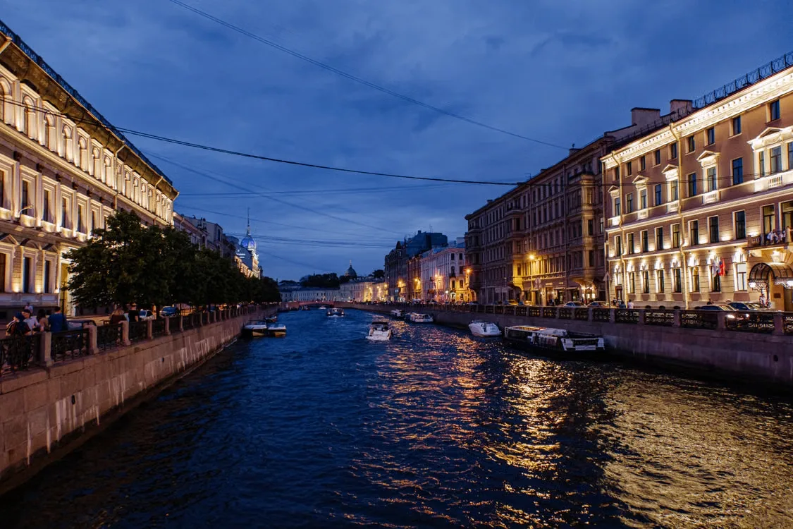 В Петербурге сохранились настоящие каменные столбы старых набережных