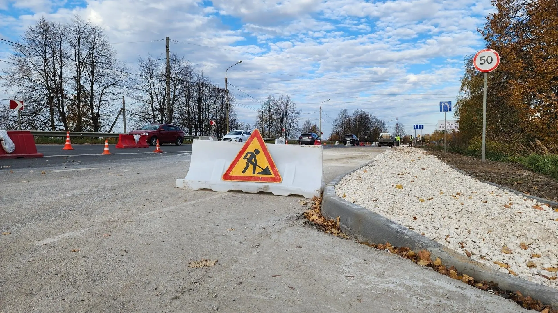 На Каширском проспекте кипит стройка нового тротуара, который соединит остановку «АЗС» ...