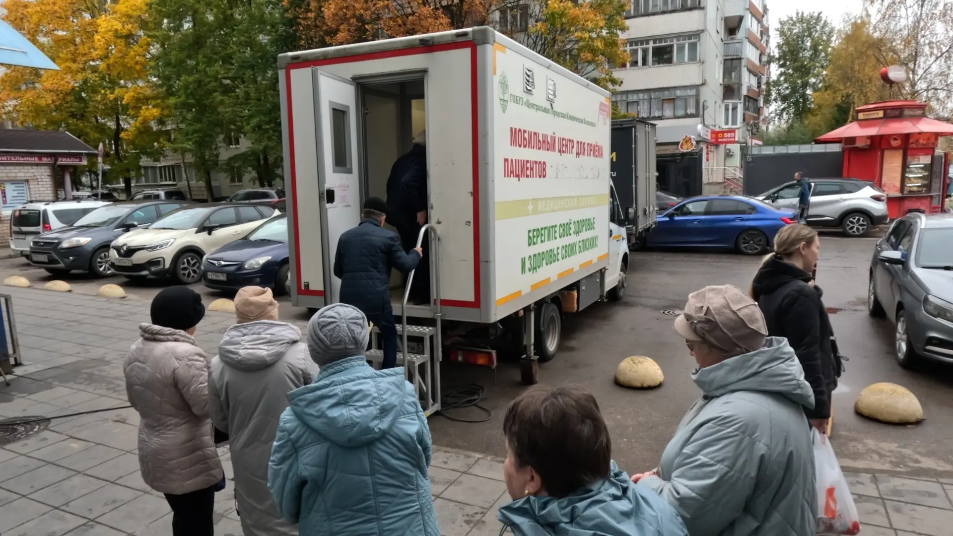 Новгородцы обращаются в мобильные пункты для получения сезонных прививок