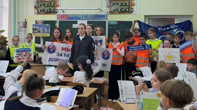 🚦 В Рославле на акции ГИБДД школьникам раздали светоотражающие браслеты. Сотрудники Го...