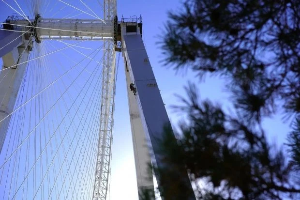 В ЦПКиО промышленные альпинисты готовят опоры колеса обозрения к нанесению белоснежной ...