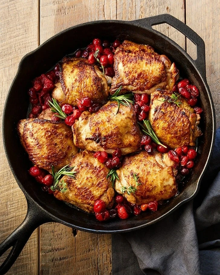 КУРИНЫЕ БЁДРА, ЗАПЕЧЁННЫЕ С КЛЮКВОЙ И РОЗМАРИНОМ