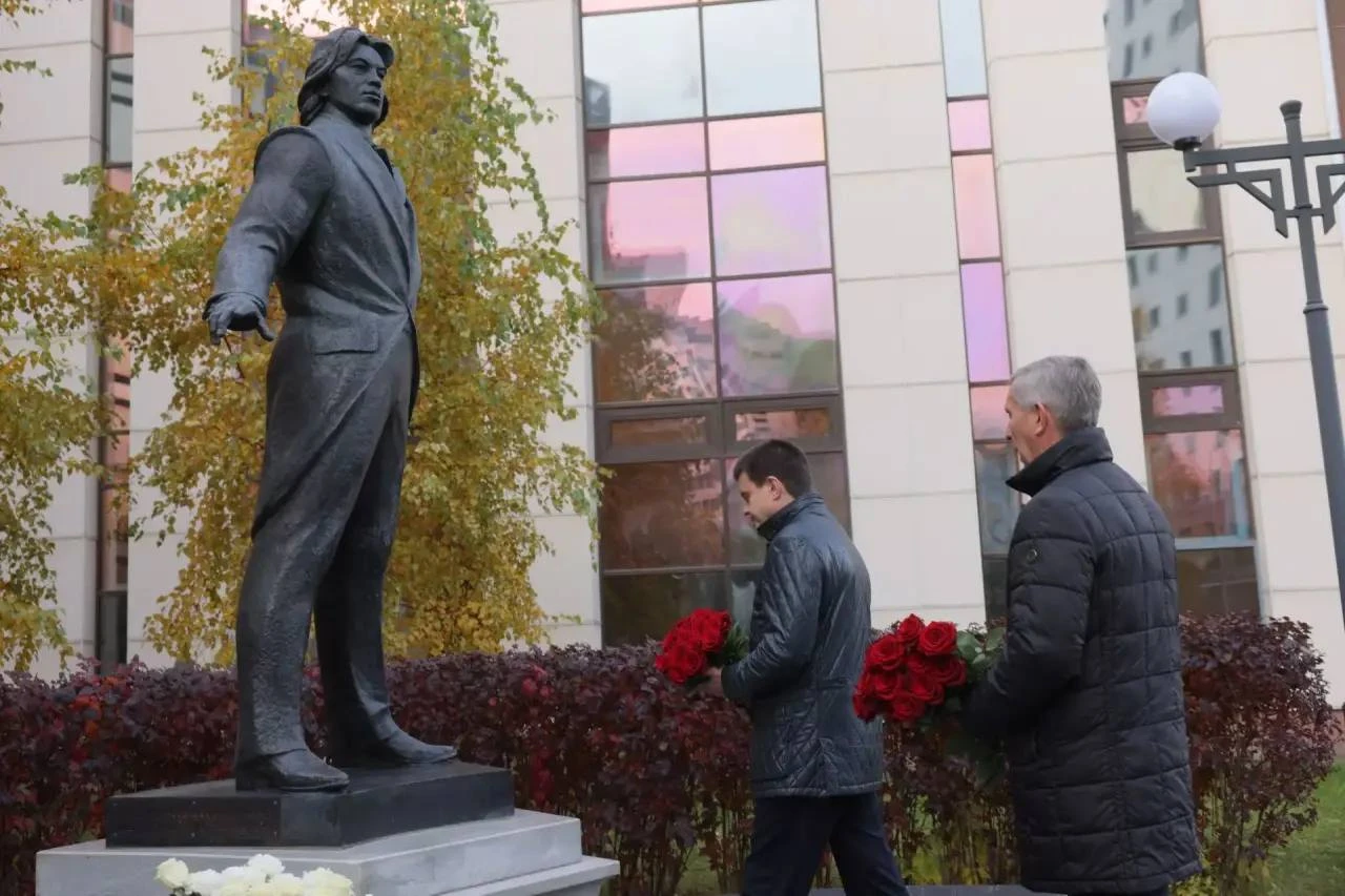 Сегодня Дмитрию Хворостовскому исполнилось бы 64 года. В Красноярске почтили память выд...