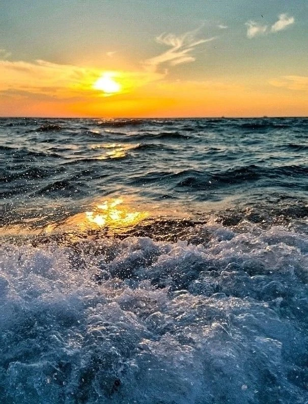 Чёрное море, какое же оно у нас разное, то покорное, то грохочущее, то успокаивает свое...