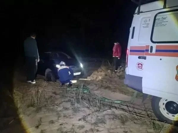 Семью с ребёнком спасли после того, как их автомобиль застрял в лесу под Ростовом.