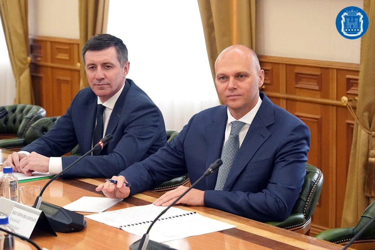 Губернатор Алексей Беспрозванных вручил жилищные сертификаты десяти медицинским работни...
