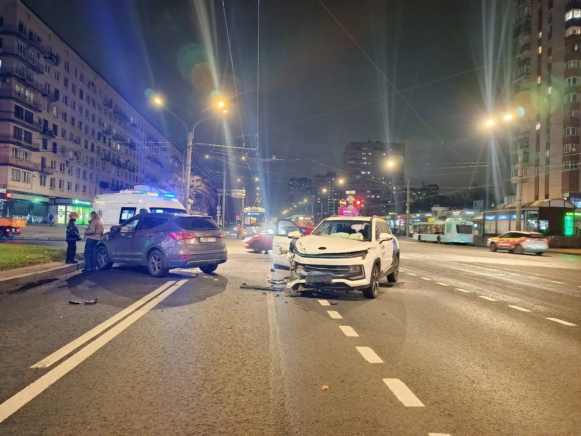 24.10 в 21:30 у метро "Ленинский проспект" проспект произошло ДТП с пострадавшими. Може...