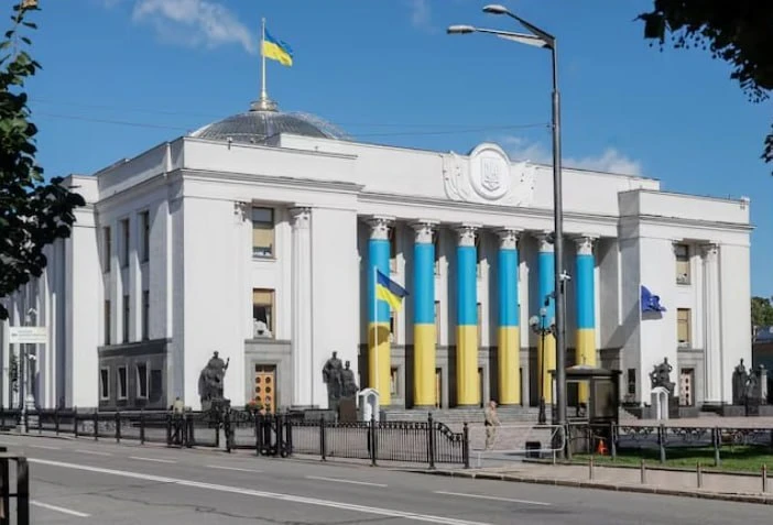 Рада обложила налогами зарубежные посылки украинцев ради получения очередных кредитов о...