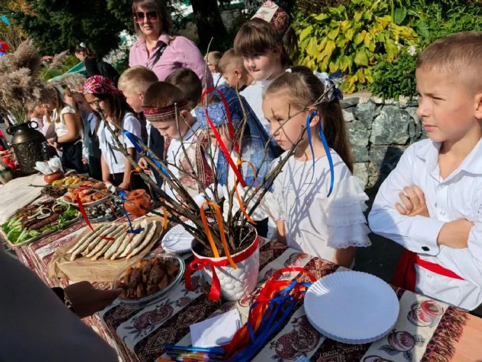 🌍 Фестиваль дружбы народов России прошёл в школе «Лидер-2»
