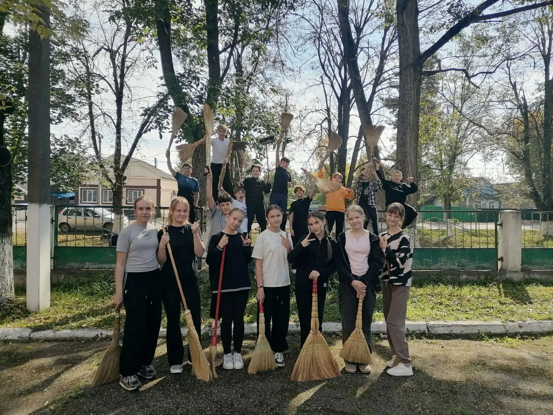 Учащиеся Зольской школы приняли участие во Всероссийском субботнике "Зелёная Россия", н...