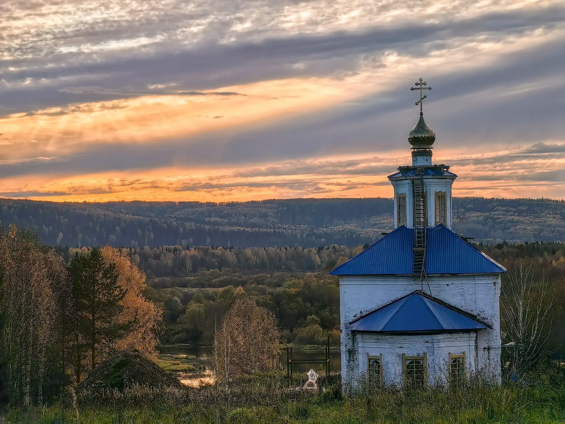 ⛪ Церковь Троицы Живоначальной в селе Говорливое. Разница между фотографиями один час)