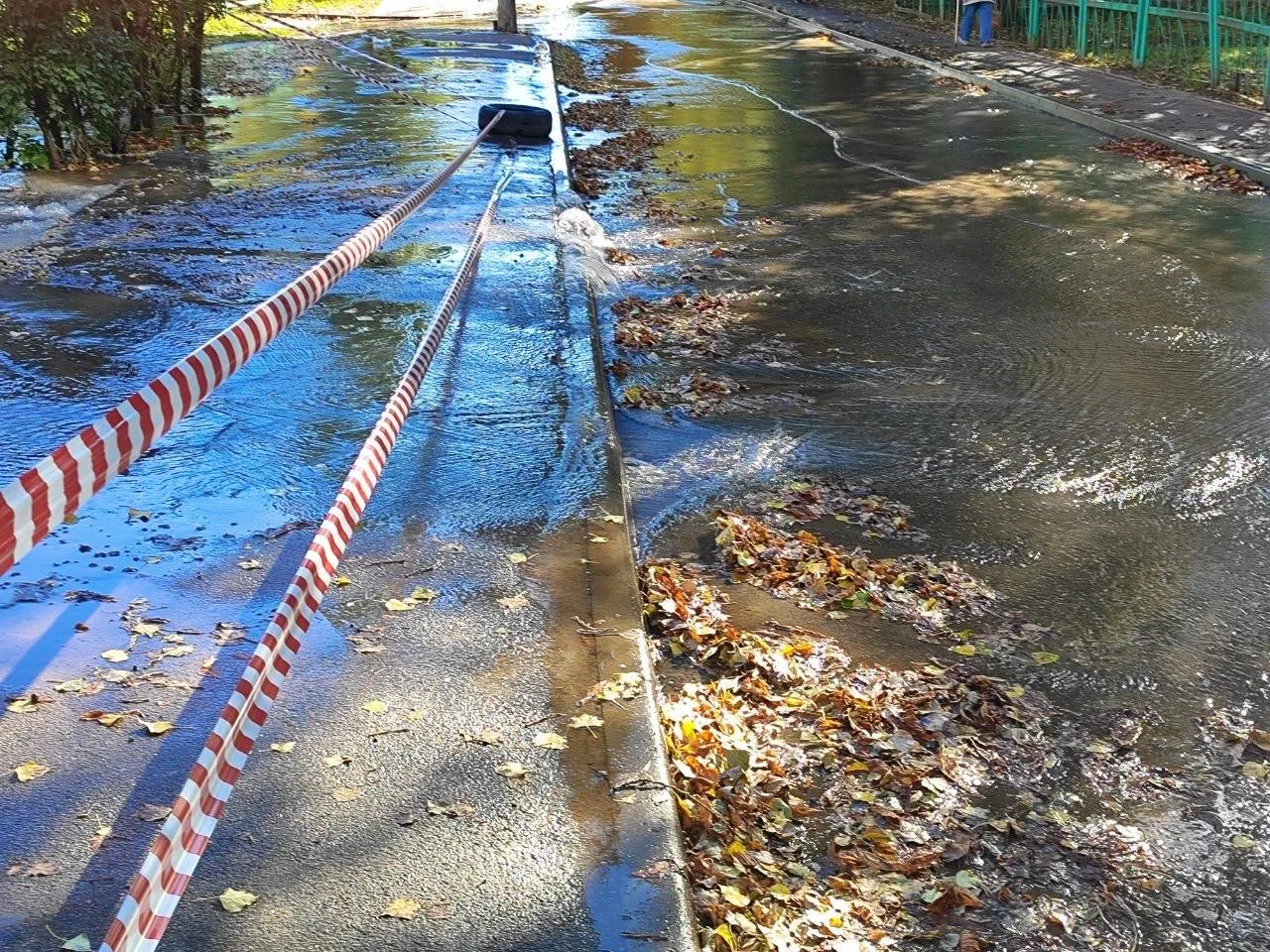 💦 В Воронеже улицу Генерала Лизюкова сильно затопило возле школы №43.