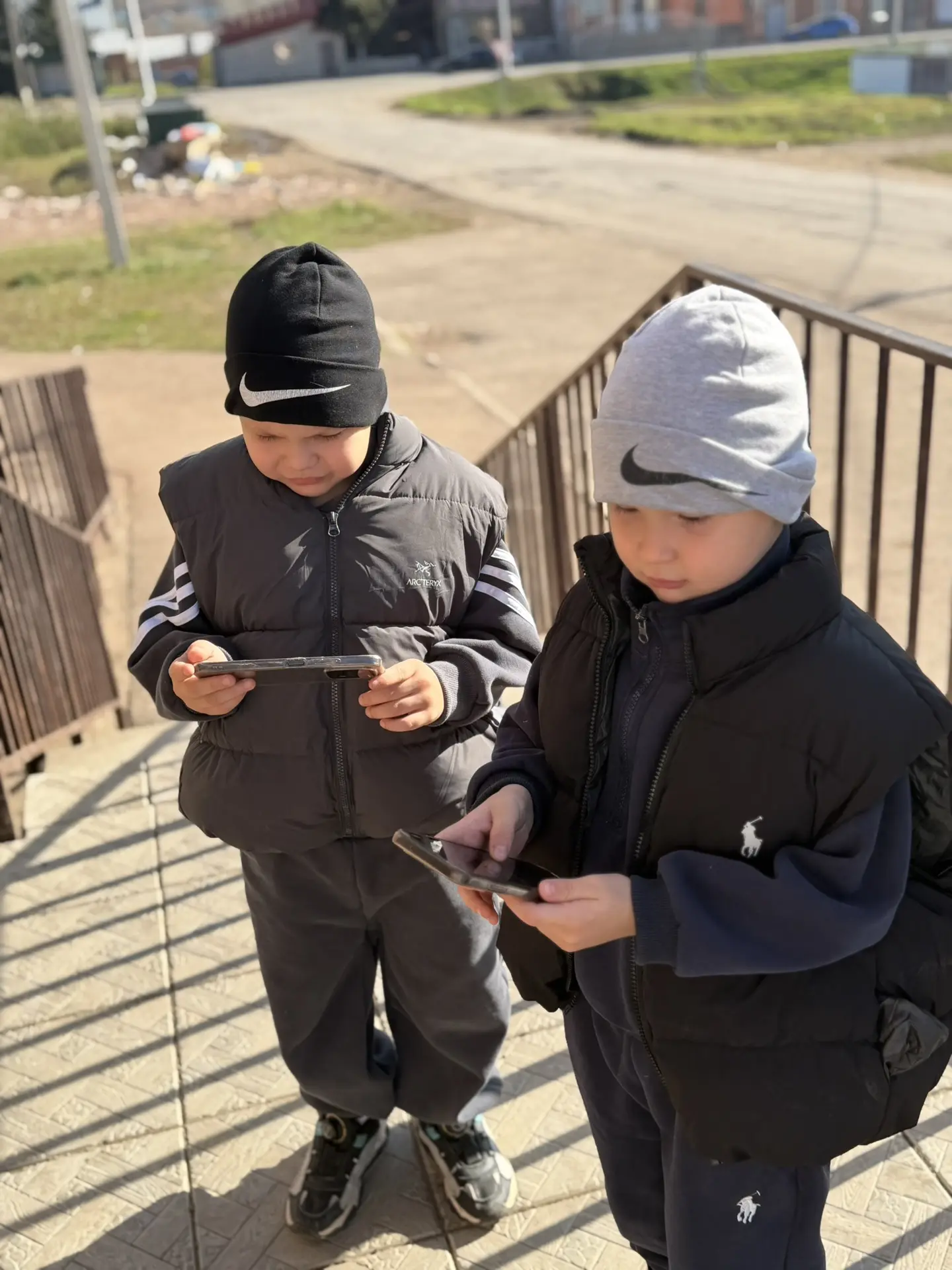 Пока обустраиваем балкон детей отправили с бабулей🥰их счастью нет предела