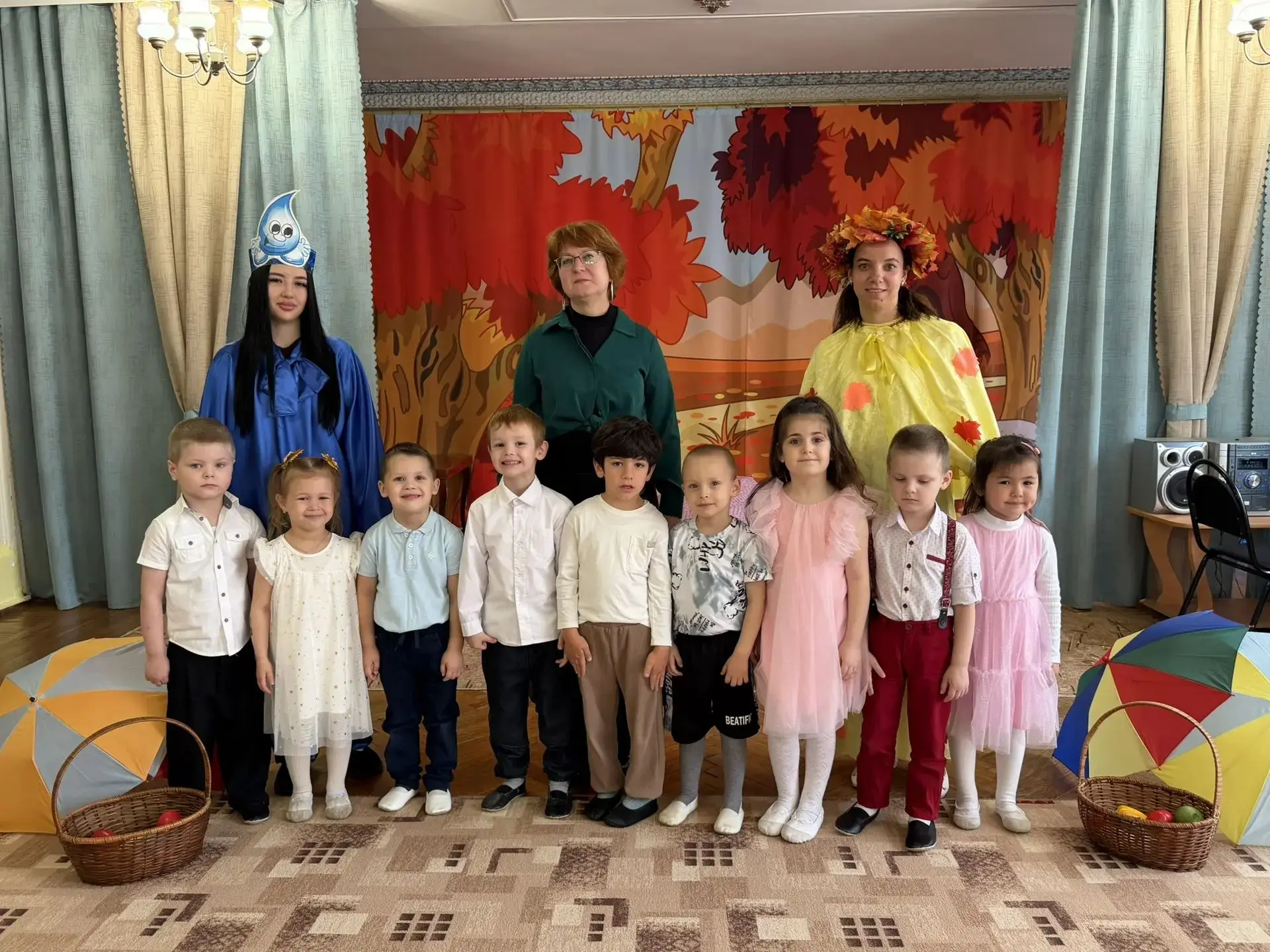 🍁Сегодня в младшей и средней группах прошли осенние праздники «Здравствуй, осень золот...