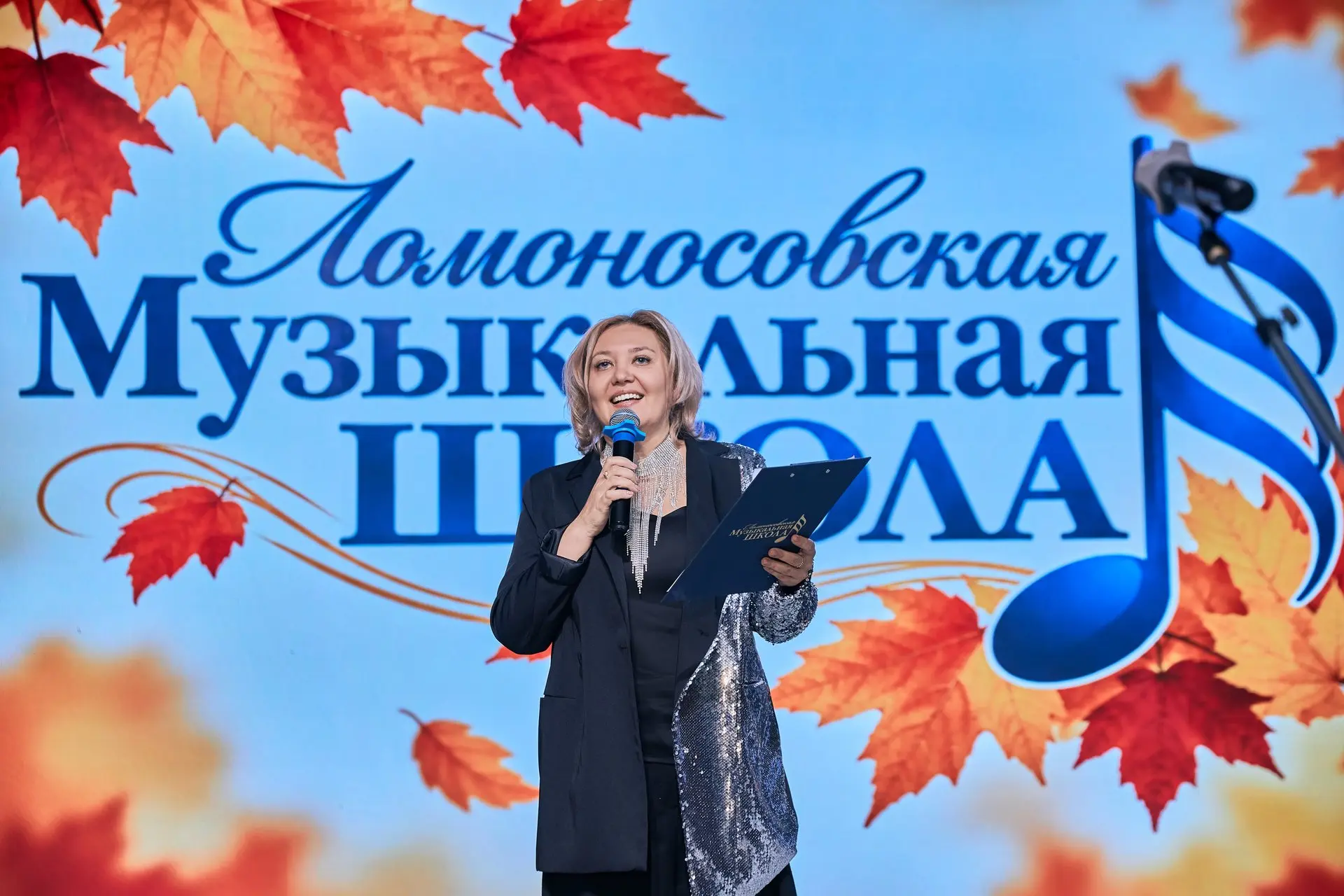 🎼 На сцене загородной Ломоносовской школы №5 состоялся праздничный концерт, приуроченн...