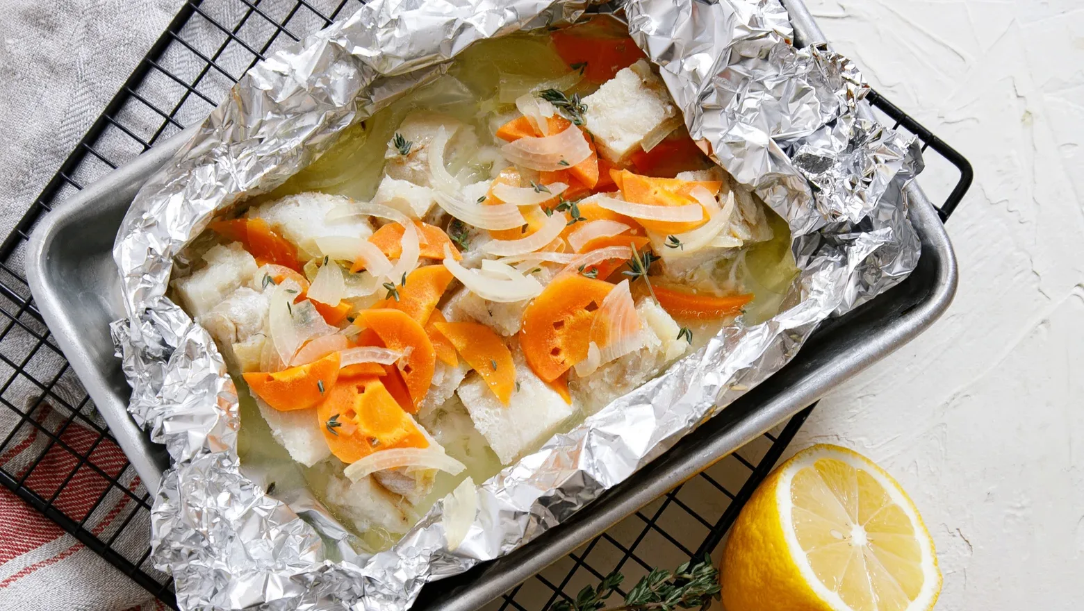 🍋 Рыба в фольге с овощами — рыбное филе, запечённое с морковью, луком, тимьяном и слив...