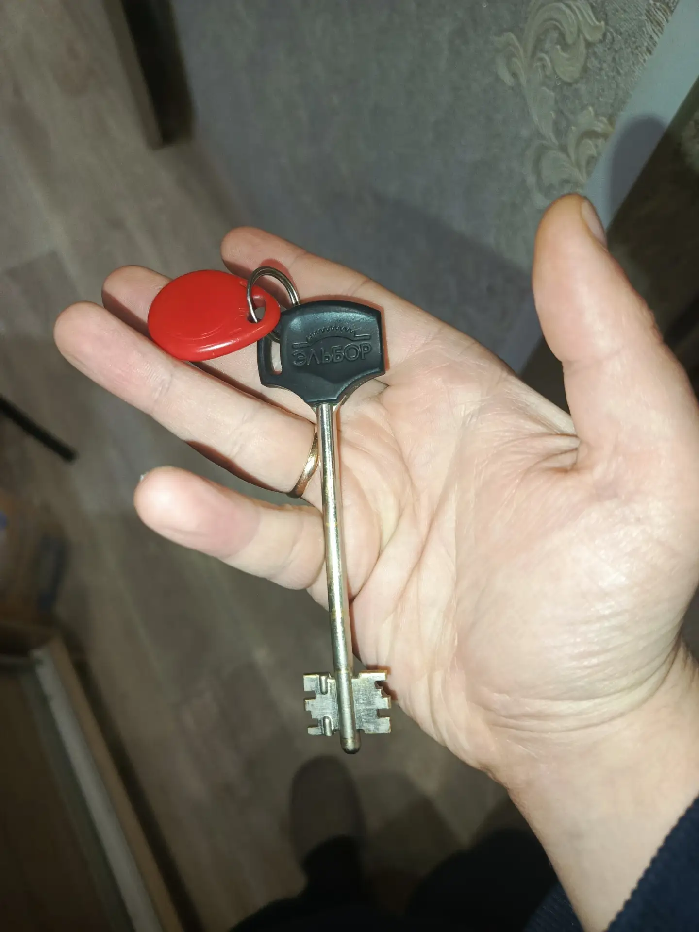 Возле КБ в районе ДК БАЗ нашли ключи. Если потеряли — ищите владельца.