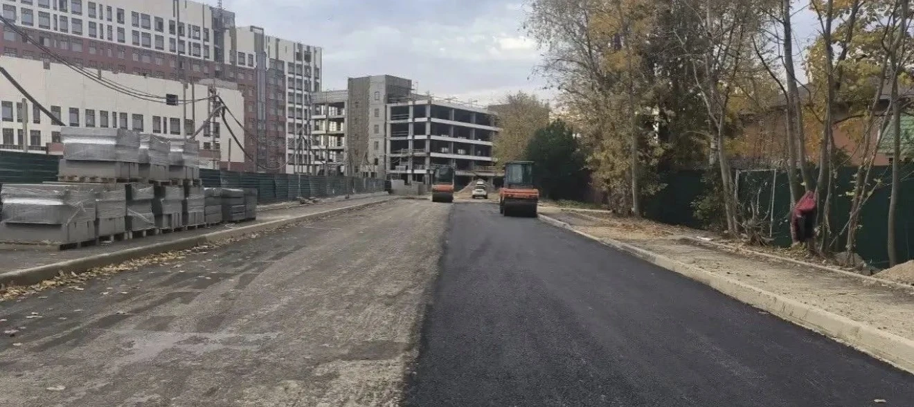На улице Шестой начали установку наружного освещения