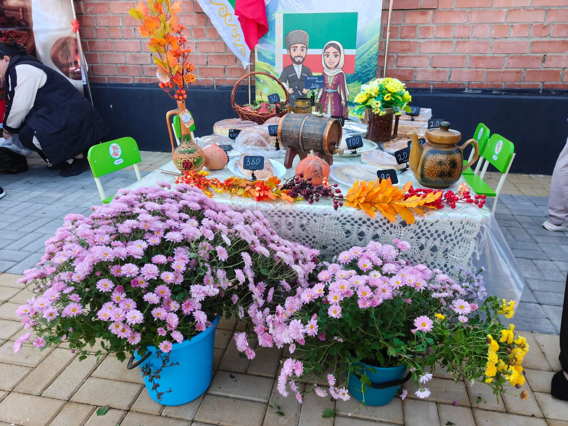 🍂 В детском саду №12 прошла осенняя ярмарка: танцы, зоопарк и кухни народов России