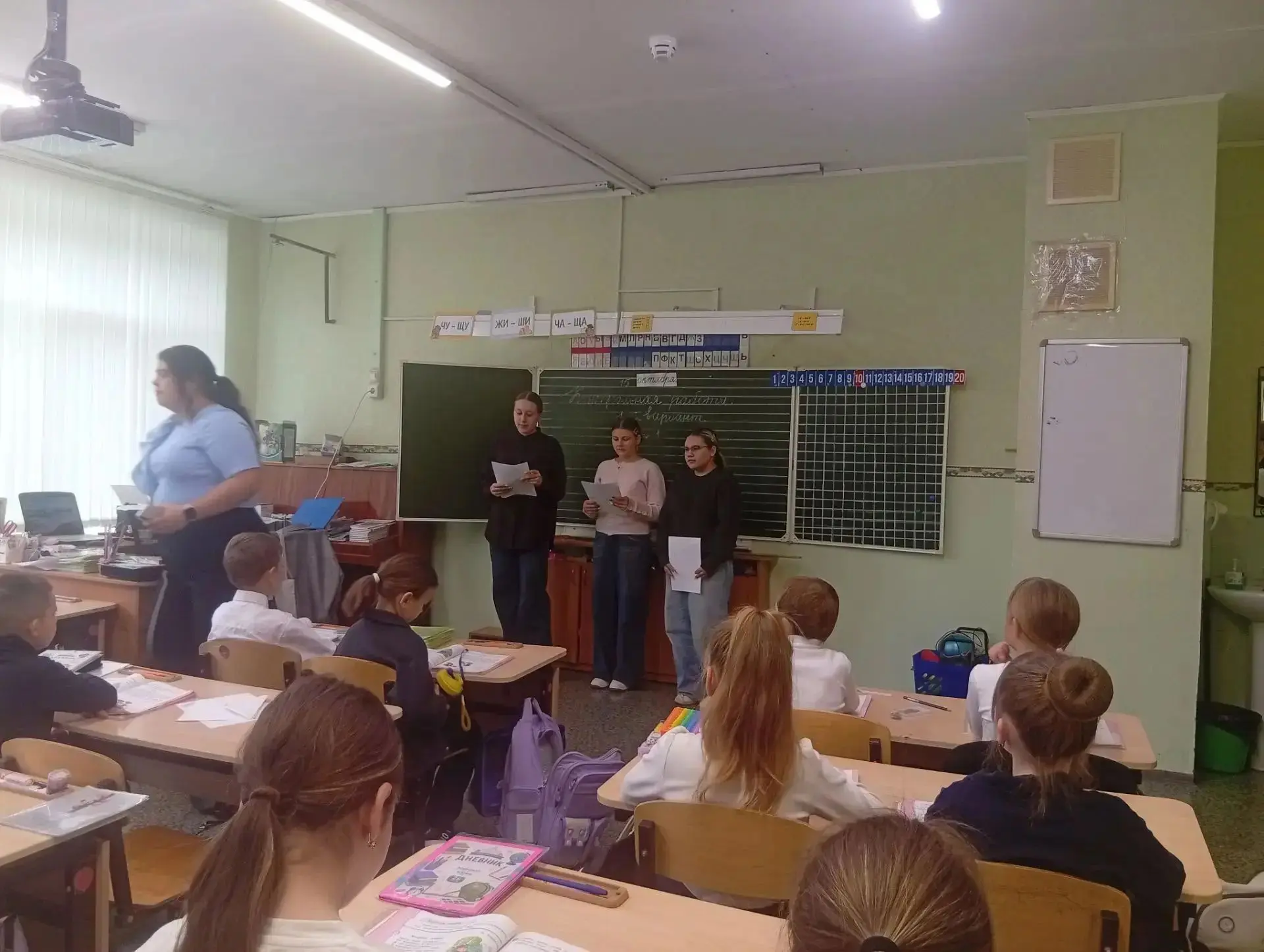 В рамках акции "Поделись знаниями" учащиеся 7В класса  провели для малышей из 2Б класса...
