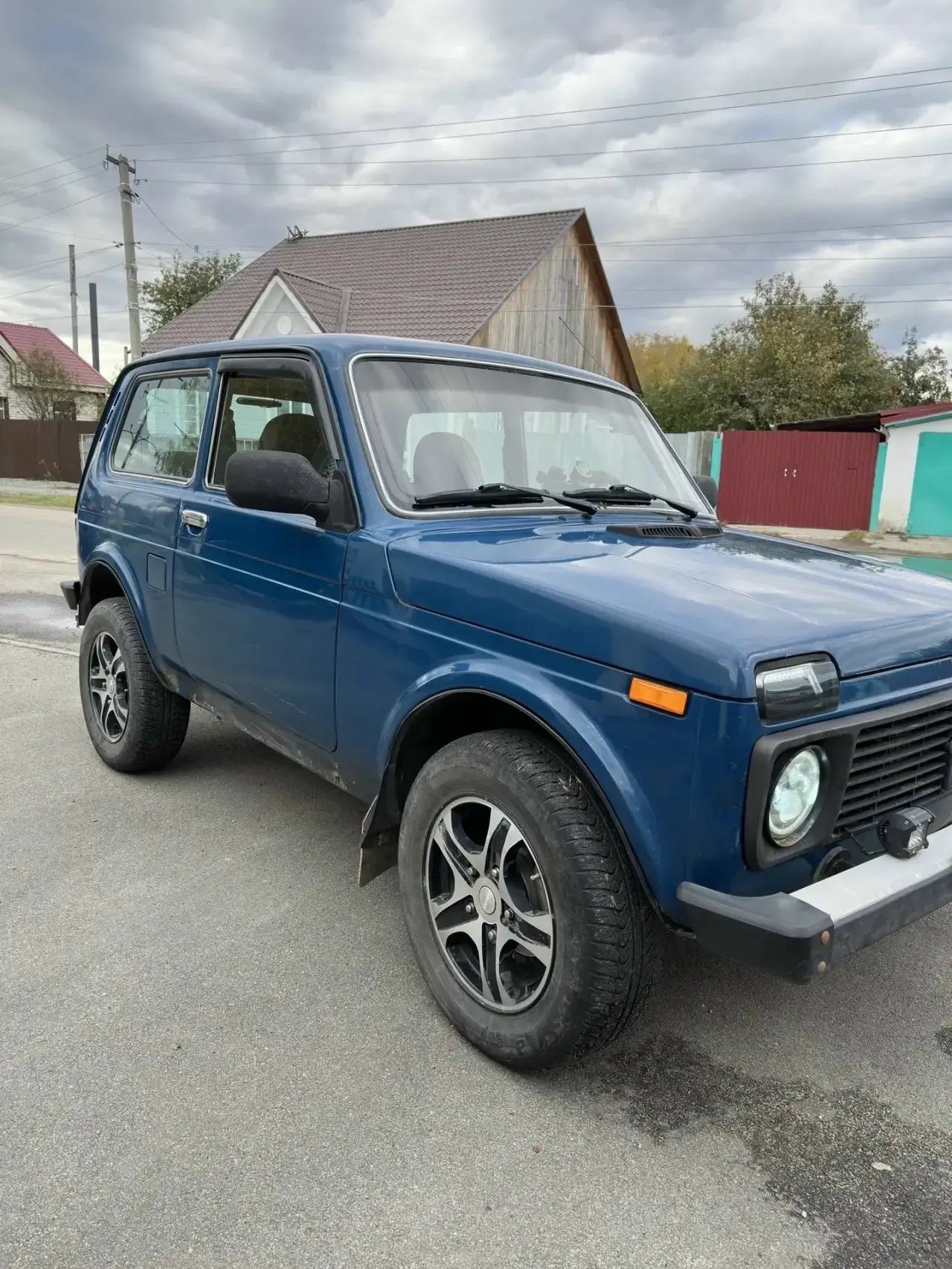Продам Ниву, 2013 гв. Автозапуск с сигнализацией, новый аккумулятор и генератор, два ко...