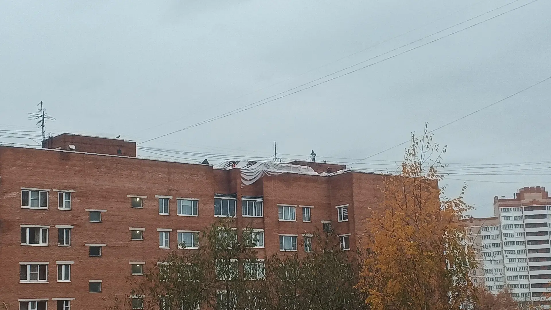 На Сходне устранили протечку кровли в доме № 12 на улице Вишневой❗️