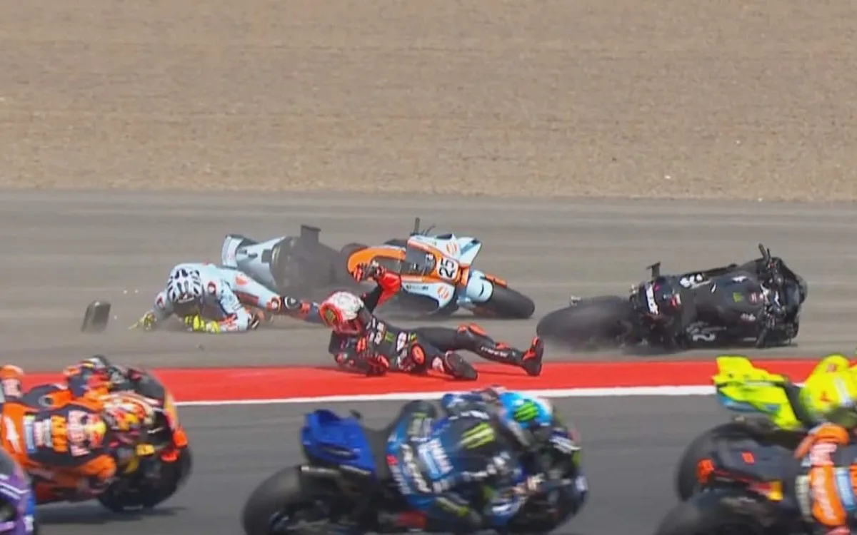 Конец мечтам Беца на титул MotoGP 2026: авария на старте Sprint Race в Мандалике со все...
