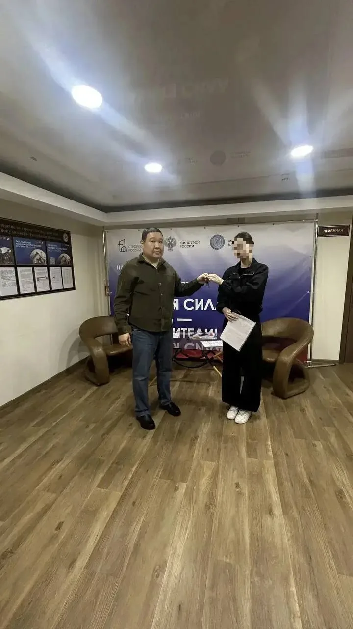 В Калмыкии ребенку-сироте вручили ключи от квартиры.