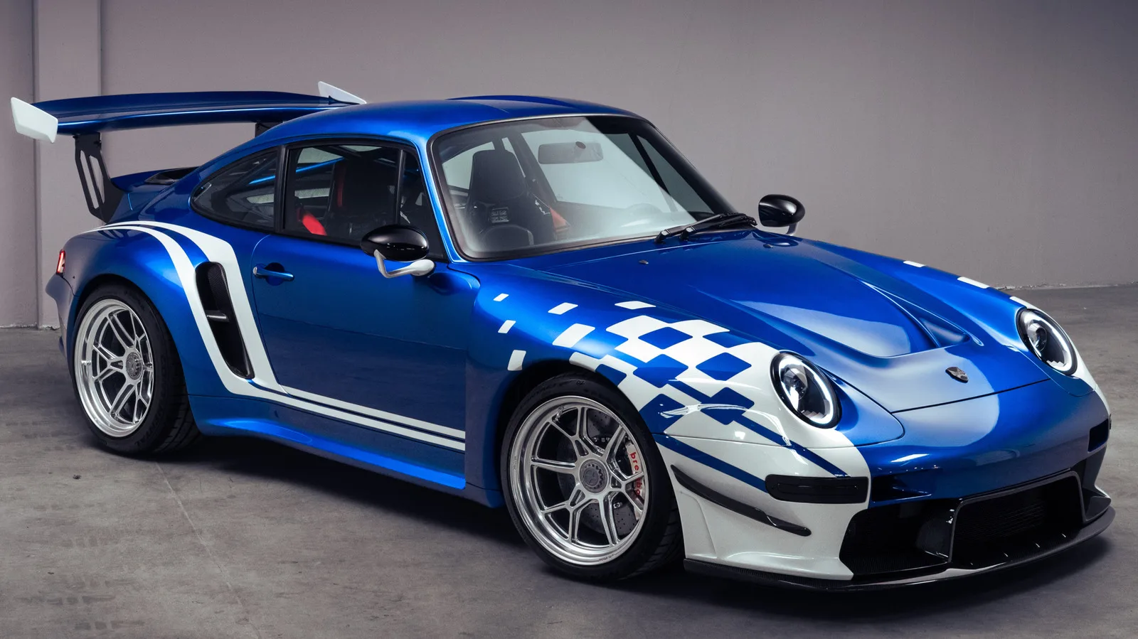 Gunther Werks представила лимитированную 911 Brundle Edition Turbo на 860 л.с.
