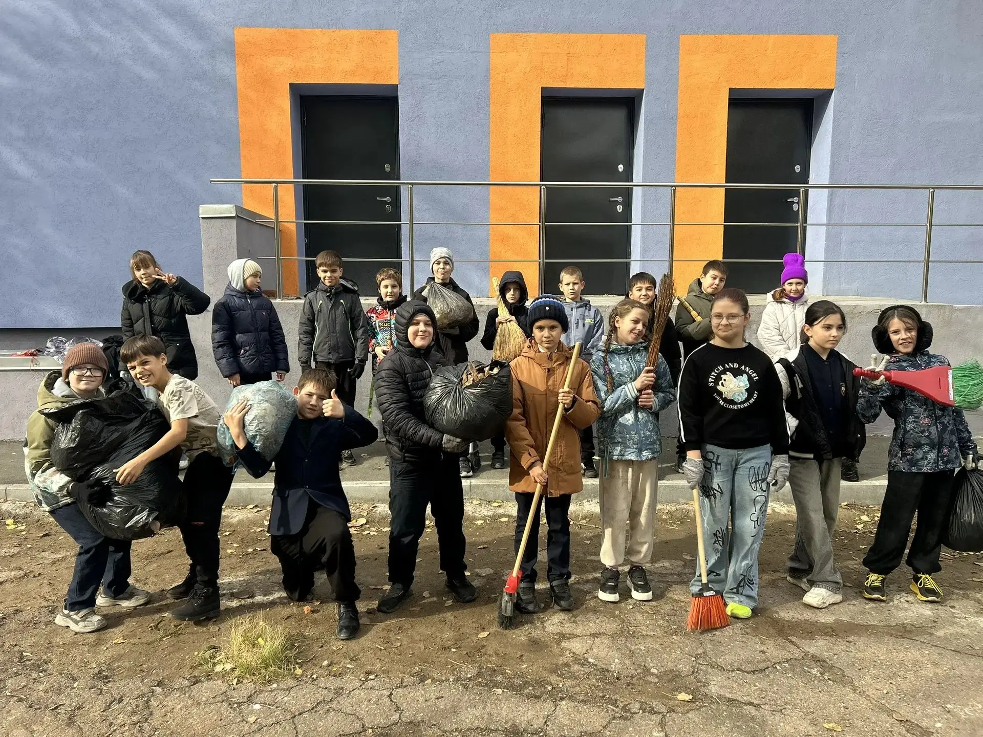 Чистый школьный двор — дело дружных рук 4 «В»! 🍂🧹
