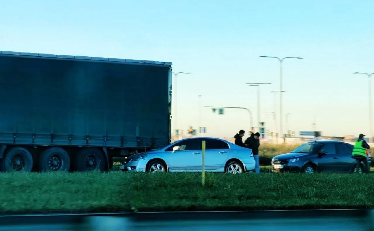 В боковом проезде Усть-Славянского шоссе Honda заглянула под хвост грузовому DAF'у.