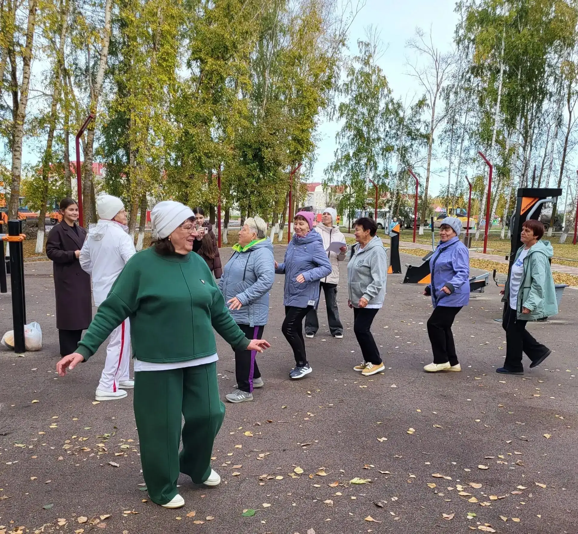 🎻 Под звуки вальса: в парке Победы прошел флешмоб клуба «Молоды душой»