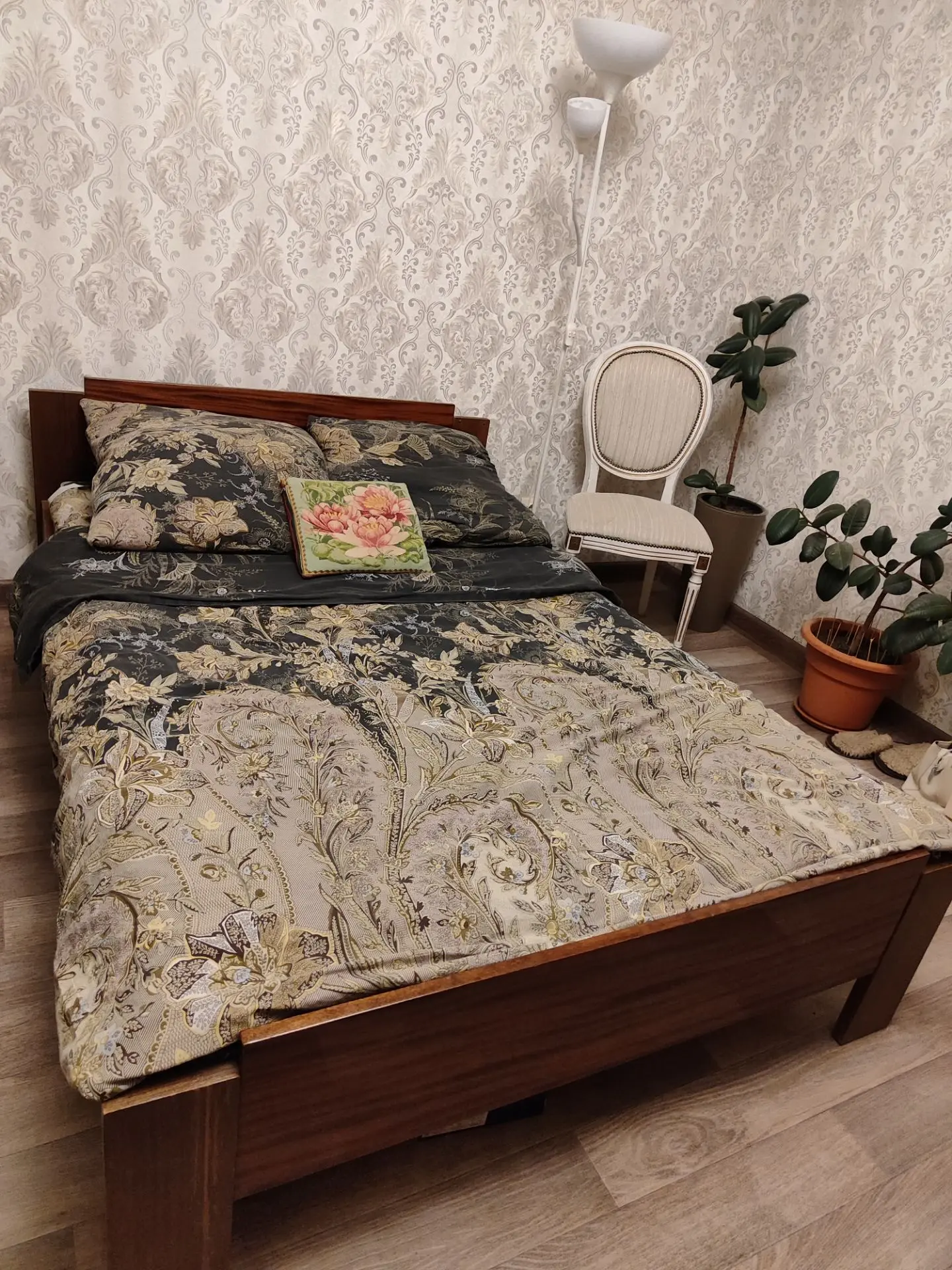 Отдам даром! Югославская крепкая кровать, натуральный шпон. Очень легко собирается, не ...