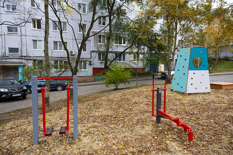 Во Владивостоке продолжают благоустраивать дворы на средства грантов правительства Прим...
