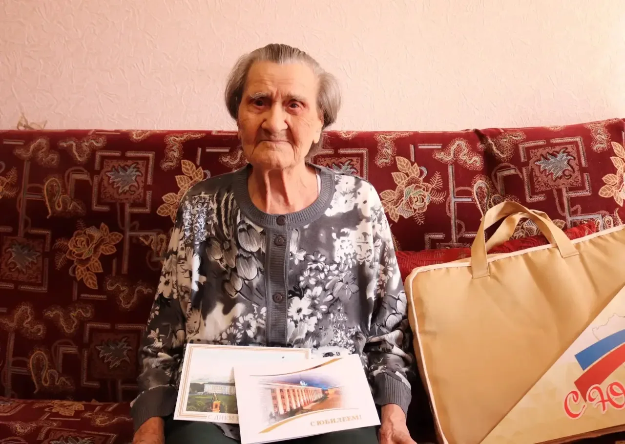 🎉 В Ленинском районе Барнаула поздравили с юбилеем ветерана труда Пелагею Тимофеевну Б...
